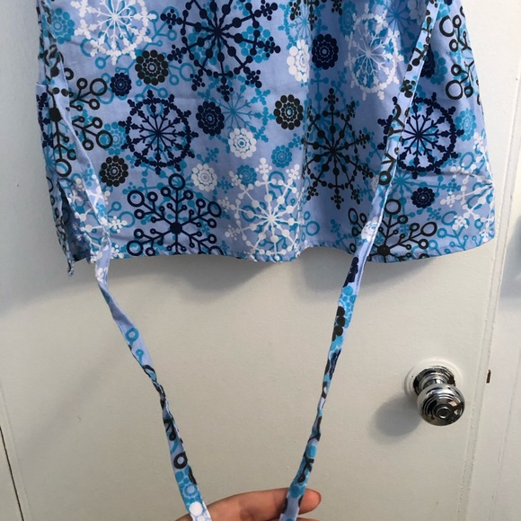 Blue Snowflake Scrub Top - Picture 4 of 4